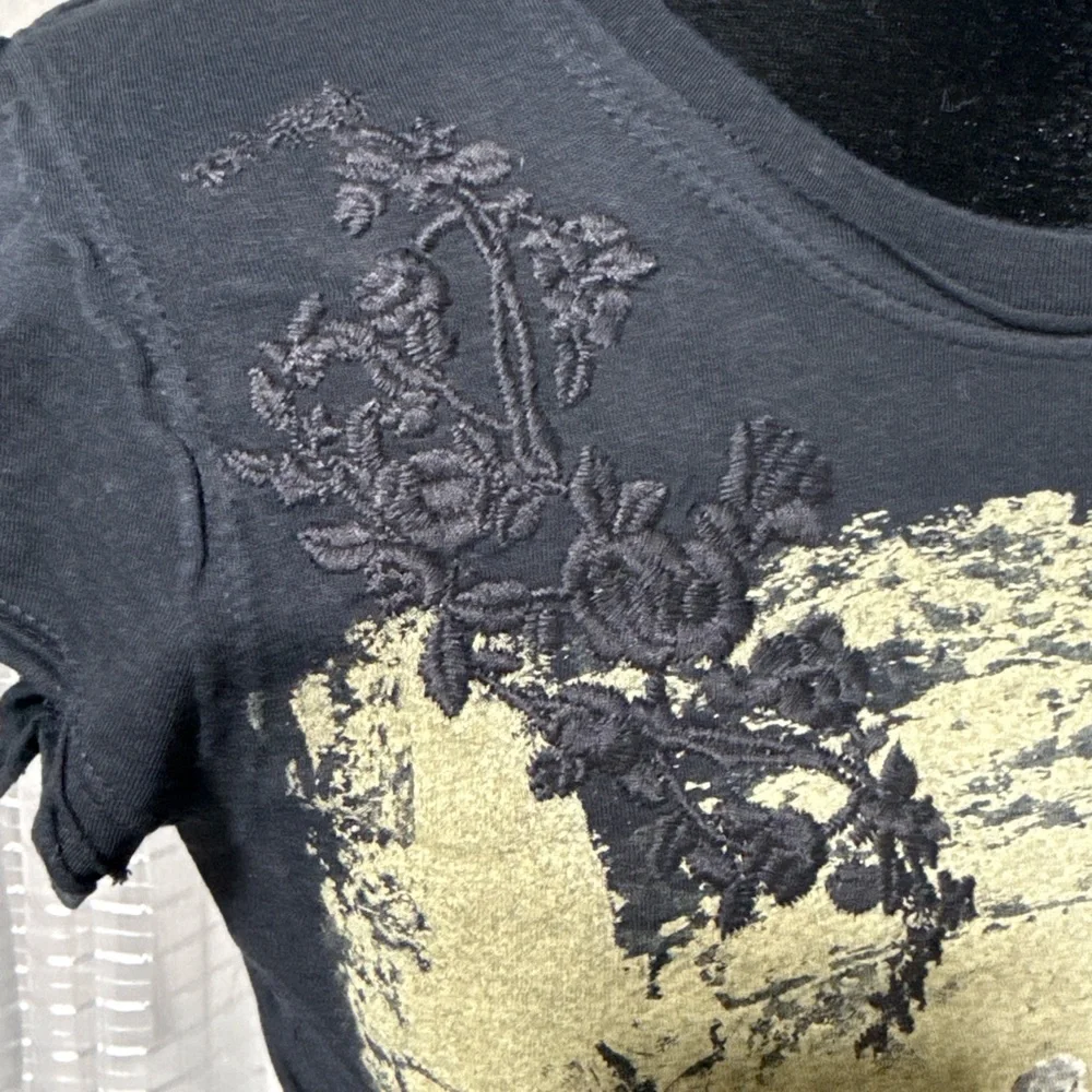 Chic Black and Gold Graphic Women's Tee - Picture 5 of 8